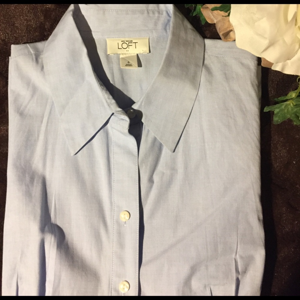 🌹EUC Ann Taylor Lt Blue Button Down Shirt, 6